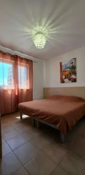 Spavaća soba sa bračnim krevetom, prozorom i ukrasnom rasvjetom. - image 11