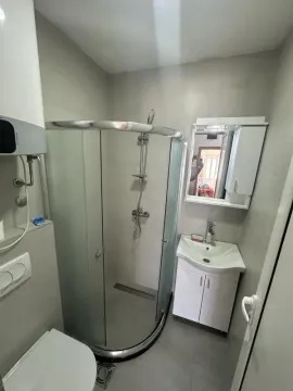 Kompaktno kupatilo sa tuš kabinom, umivaonikom i wc šoljom. - image 5