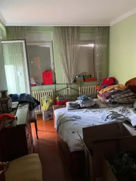 Nameštena spavaća soba sa bračnim krevetom i izlazom na terasu. - image 10
