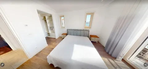 Svjetla spavaća soba sa bračnim krevetom, noćnim stočićima i ugrađenim garderoberom. - image 7