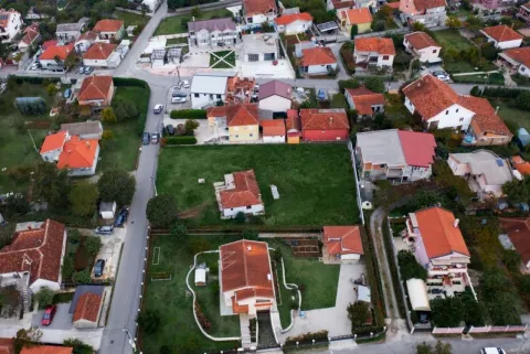 Pogled iz vazduha na kuću sa dvorištem i okruženjem. - image 3