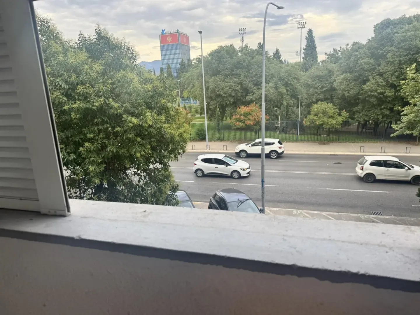 Pogled sa prozora na ulicu i park.