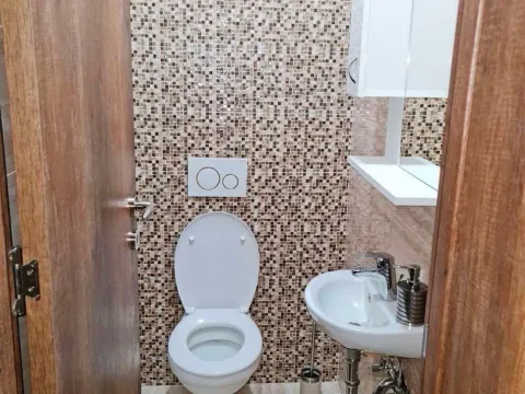 Izdavanje, kuća, 150m², Grbe, Danilovgrad - image 10