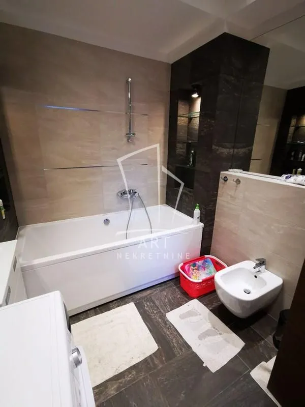 Sale, four bedroom apartment, 135m², Lipov Lad, Zvezdara Sve Podlokacije