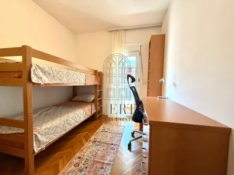 Dječija soba sa krevetom na sprat i radnim stolom. - image 13