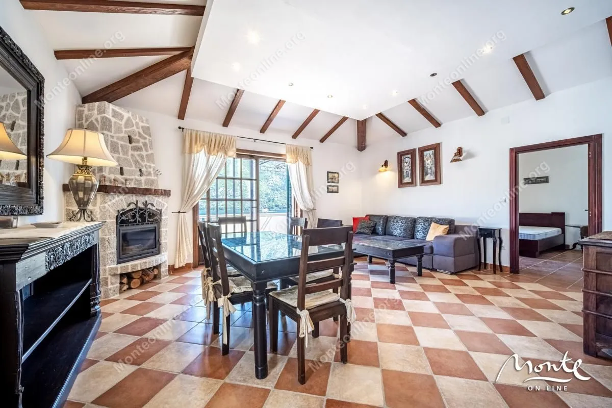 Prodaja, dvosoban stan, 92m², Kostanjica, Kotor