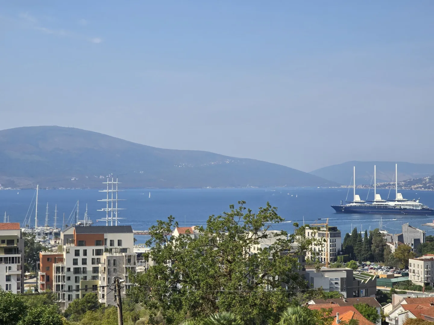 Pogled na more, marinu i okolne zgrade.