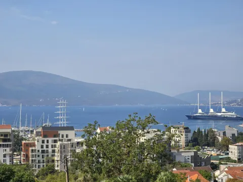 Pogled na more, marinu i okolne zgrade. - image 17