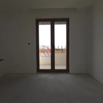 Prazna prostorija u izgradnji sa balkonskim vratima. - image 10