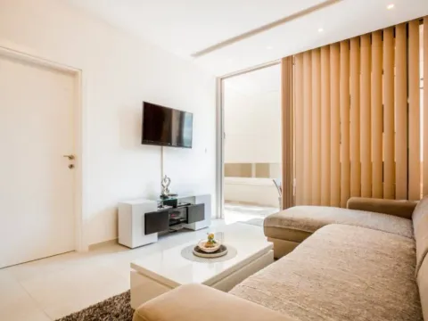 Rent, one bedroom apartment, 52m², Rafailovići, Budva - image 8