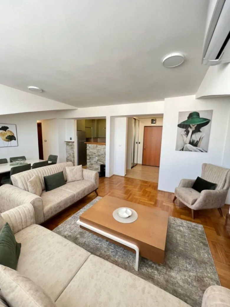 Izdavanje, dvosoban stan, 71m², Stari Aerodrom, Podgorica