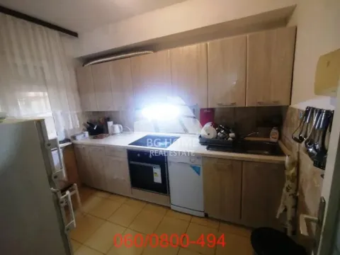 Manja kuhinja sa drvenim elementima i ugradnom rernom. - image 3