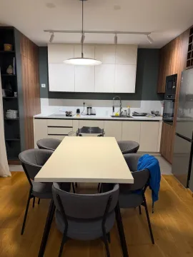 Moderna kuhinja sa trpezarijskim stolom i sivim stolicama. - image 4