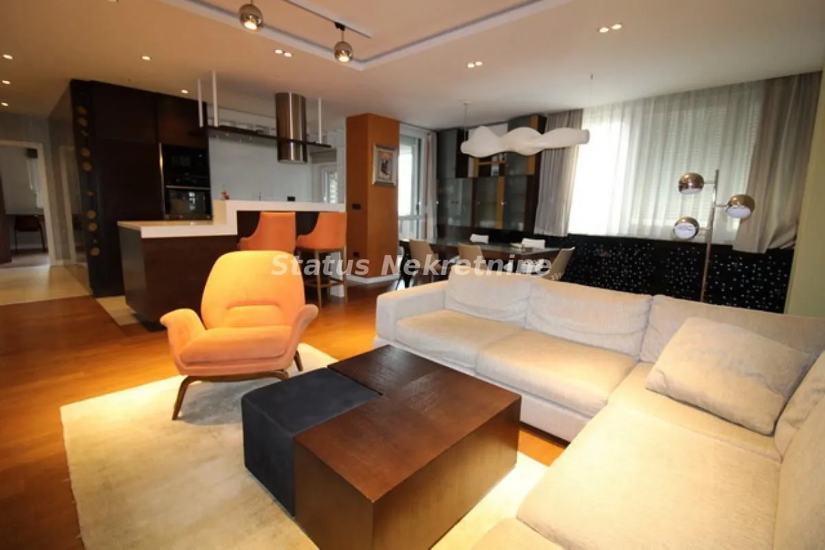 Prodaja, četvorosoban stan, 113m², Centar, Novi Sad
