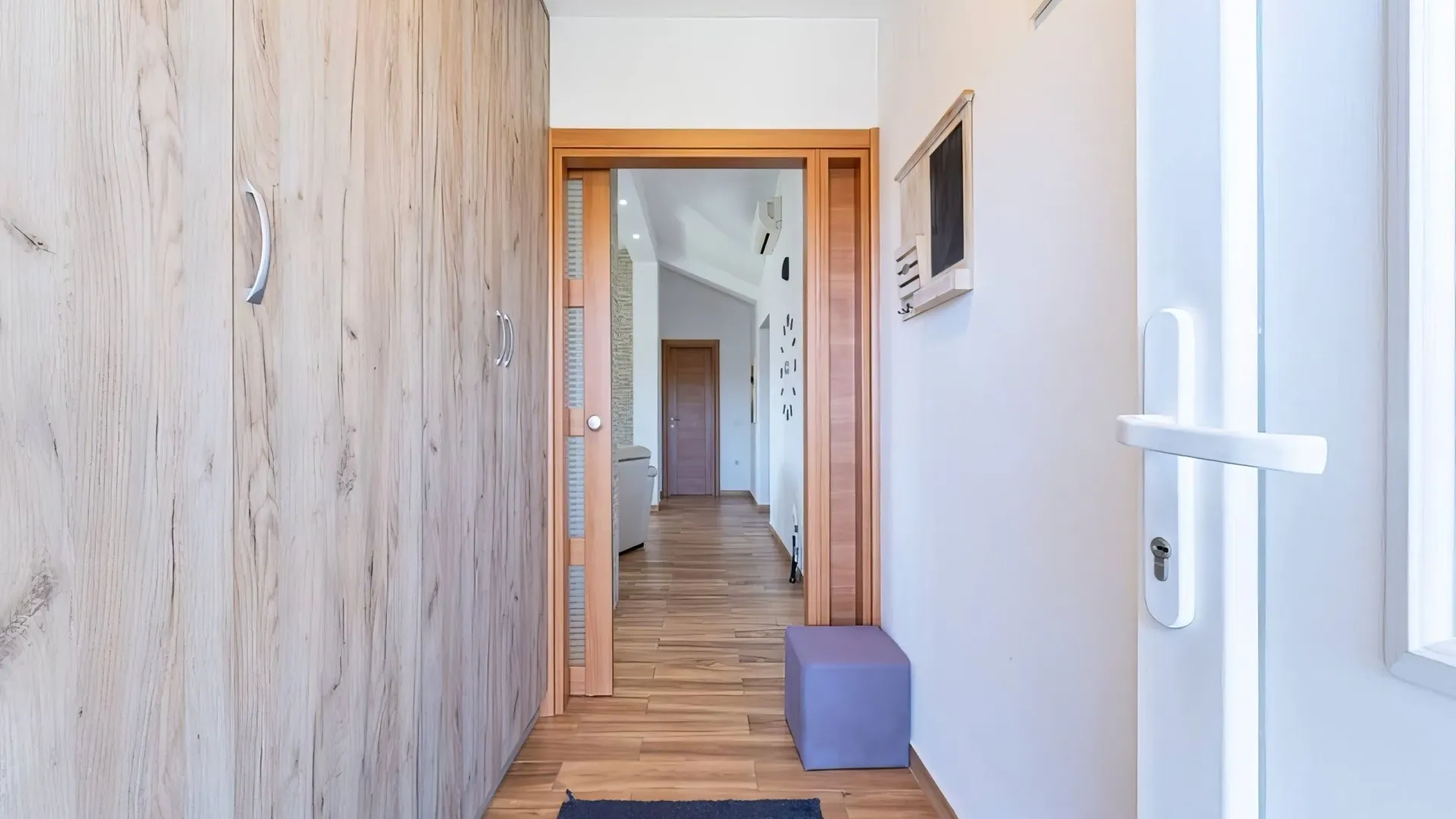 Izdavanje, trosoban stan, 130m², Kalimanj, Tivat