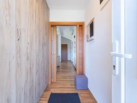 Rent, three bedroom apartment, 130m², Kalimanj, Tivat - image 11