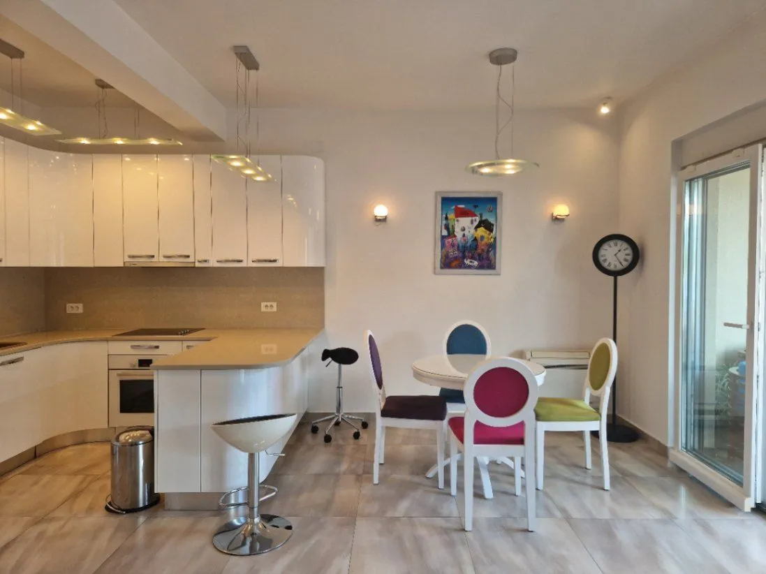 Prodaja, dvosoban stan, 108m², Centar, Kotor