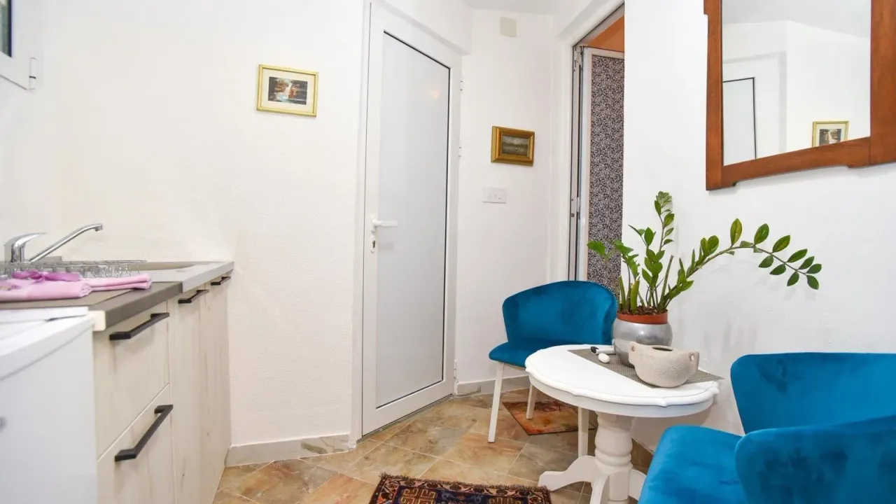 Izdavanje, garsonjera, 24m², Budva, Crna Gora