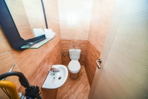 Manje kupatilo obloženo keramičkim pločicama sa toaletom, umivaonikom i ogledalom. - image 11