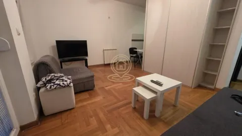 Dnevna soba sa garniturom, televizorom i drvenim podom. - image 5
