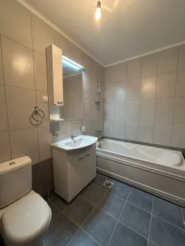 Kupatilo opremljeno kadom, umivaonikom sa ormarićem i toaletom. - image 4