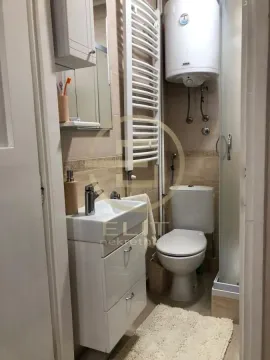 Manje kupatilo opremljeno umivaonikom, toaletom, tuš kabinom i bojlerom. - image 11