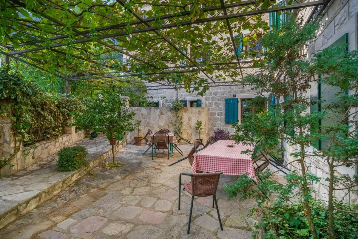 Prodaja, kuća, 250m², Kostanjica, Kotor