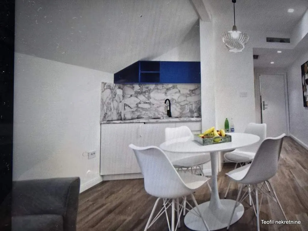 Izdavanje, poslovni prostor, 800m², Ruma, Srbija
