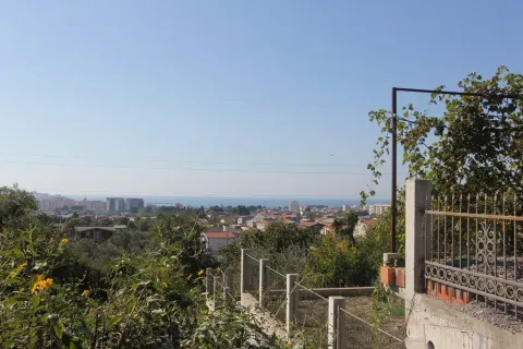 Pogled iz dvorišta na grad i more u daljini. - image 3