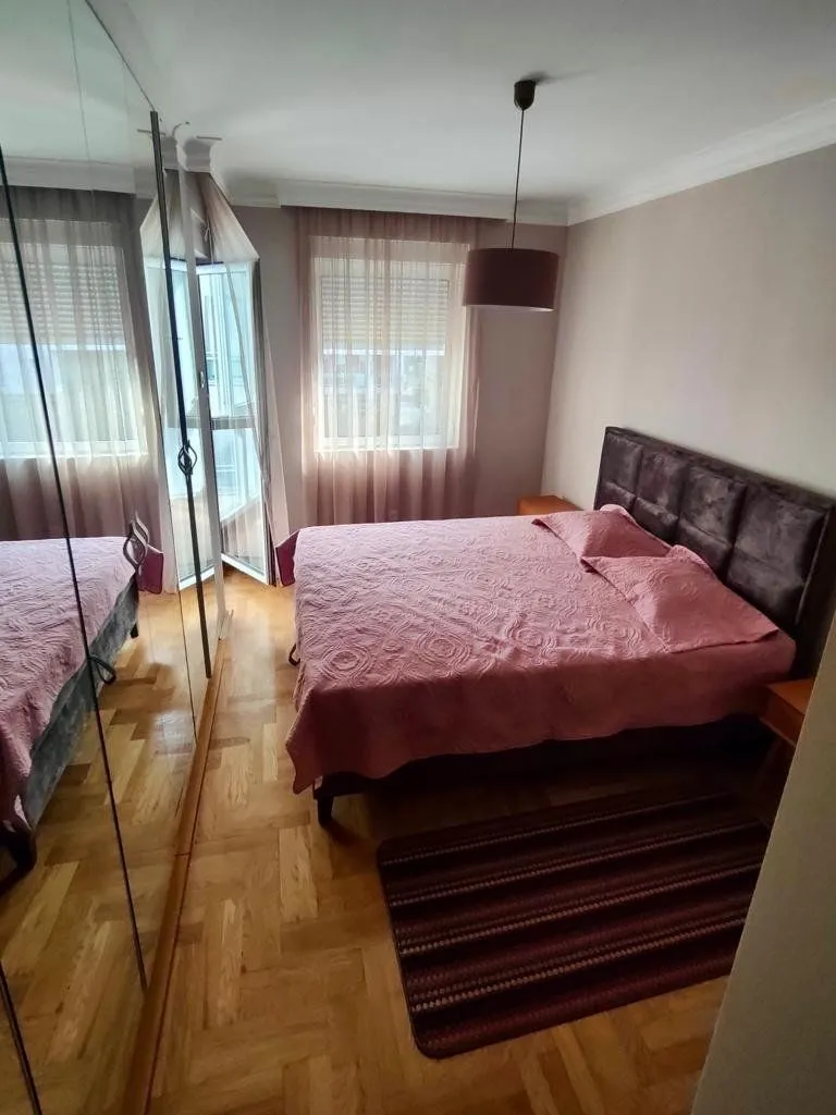 Izdavanje, dvosoban stan, 80m², Blok 9, Podgorica