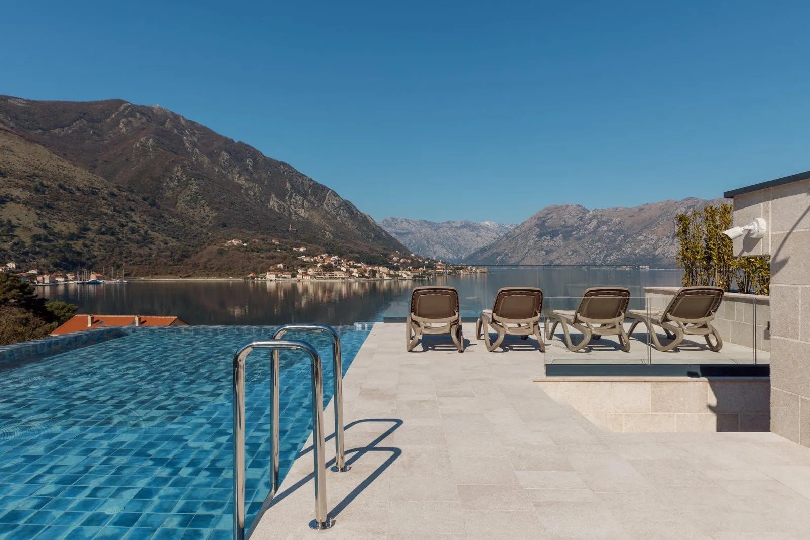 Prodaja, trosoban stan, 84m², Dobrota, Kotor