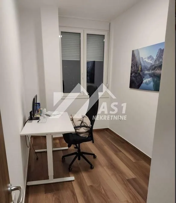 Izdavanje, četvorosoban stan, 100m², Stari grad, Novi Sad