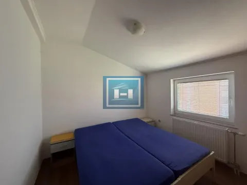 Manja spavaća soba sa bračnim krevetom i prozorom. - image 5