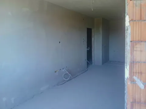 Pogled na nenamještenu prostoriju u fazi grubih radova sa ožbukanim zidovima. - image 12