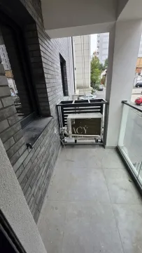 Pogled na prostrani balkon sa spoljnom jedinicom klima uređaja. - image 9
