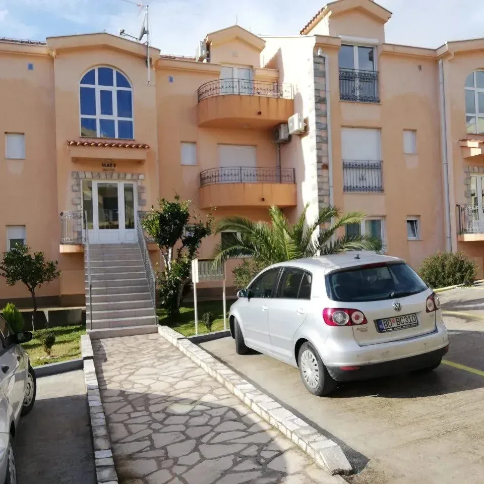 Izdavanje, jednosoban stan, 50m², Đenovići, Herceg Novi