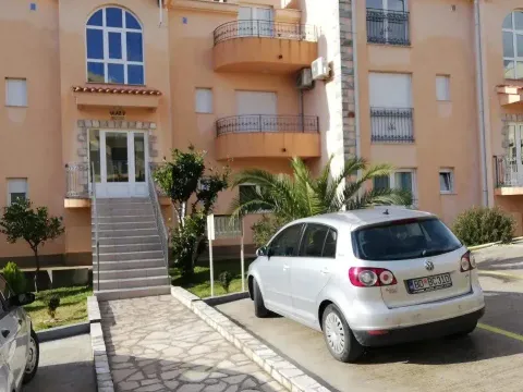 Izdavanje, jednosoban stan, 50m², Đenovići, Herceg Novi - image 1