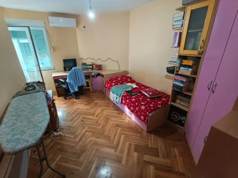 Dječija soba sa krevetom, radnim stolom, ormarom i daskom za peglanje. - image 10