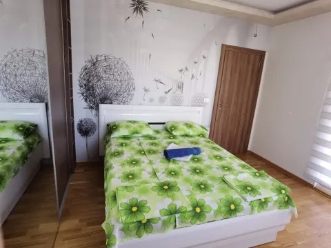 Izdavanje, dvosoban stan, 50m², Dobrota, Kotor - image 2