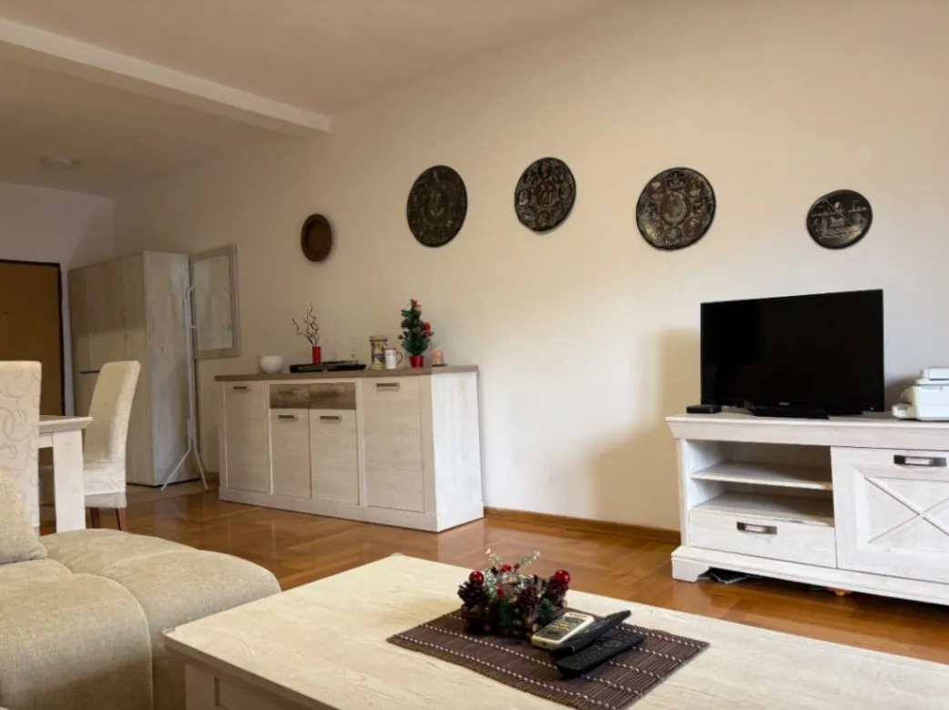 Izdavanje, jednosoban stan, 84m², Bonići, Tivat