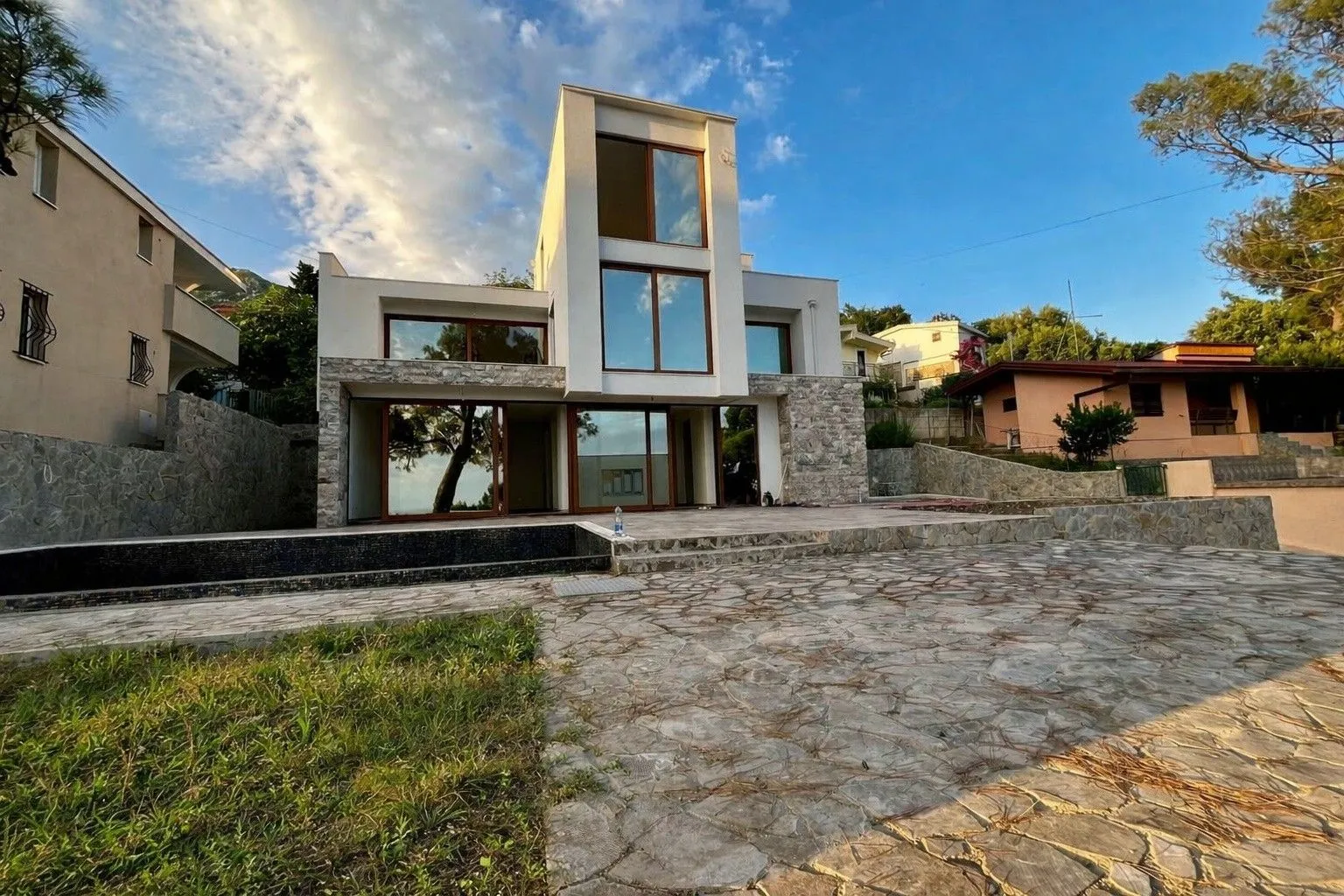 Sale, house, 300m², Šušanj, Bar