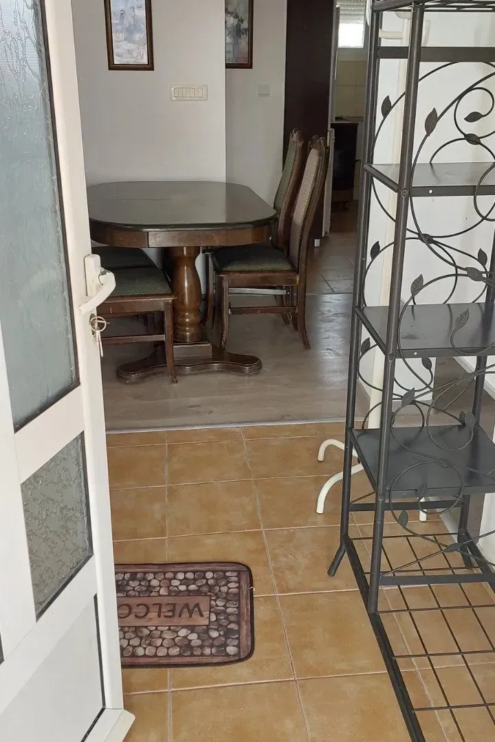 Izdavanje, dvosoban stan, 100m², Bjeliši, Bar