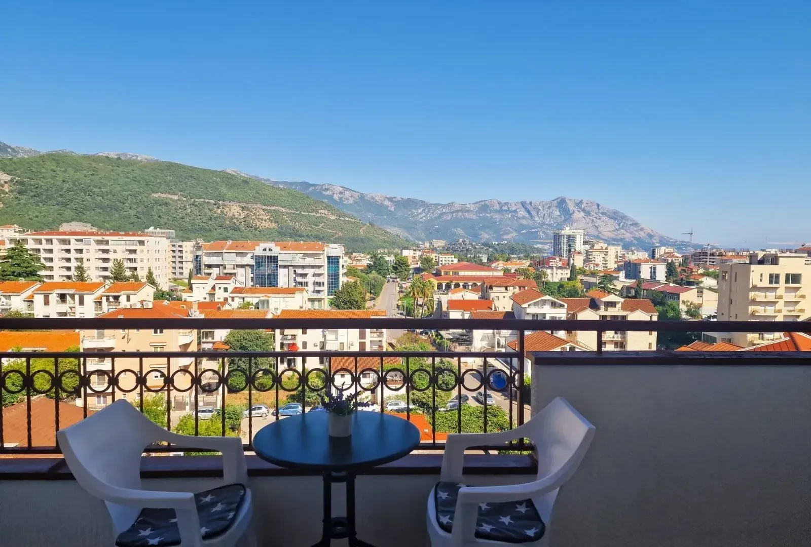 Izdavanje, trosoban stan, 90m², Budva, Crna Gora