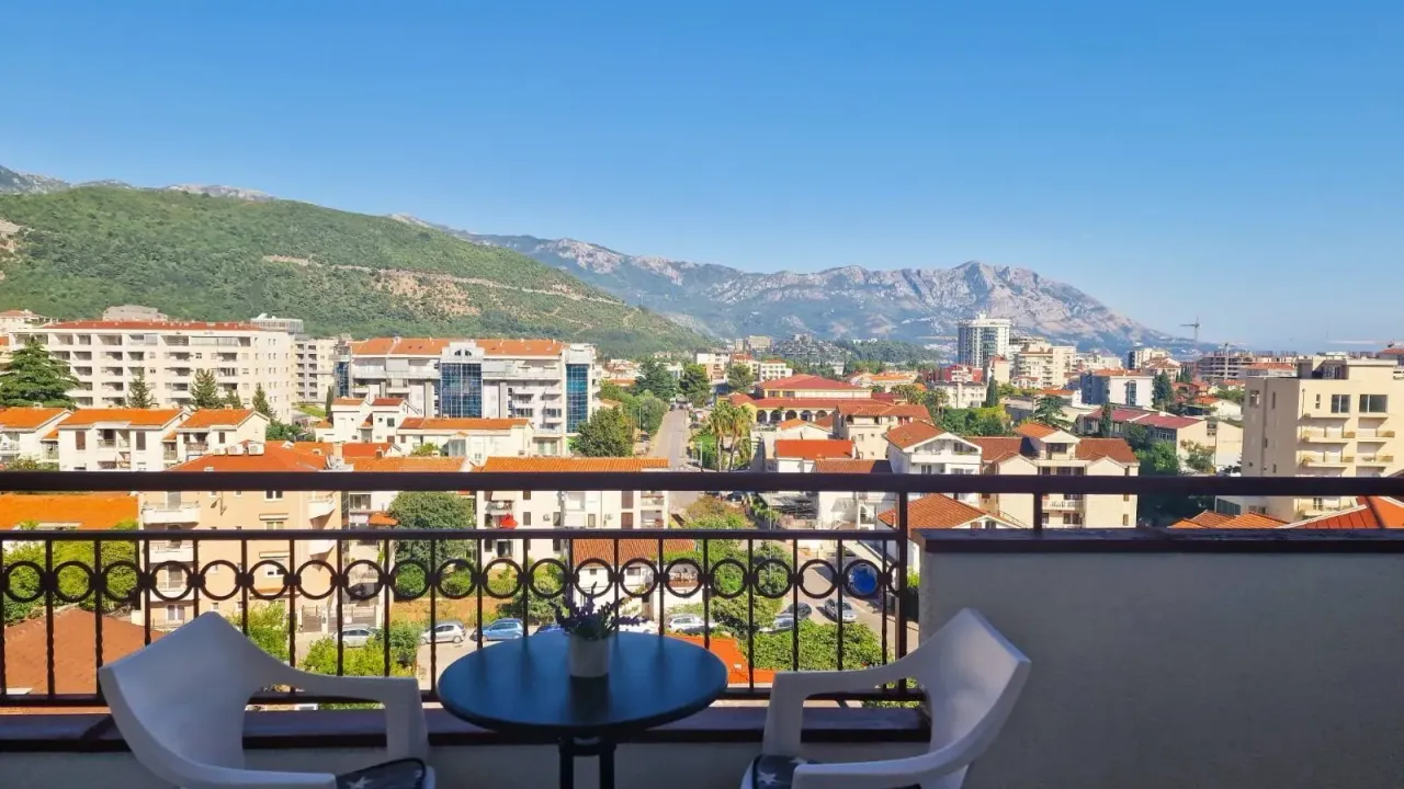 Izdavanje, trosoban stan, 90m², Budva, Crna Gora