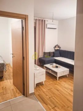 Pogled iz hodnika na dnevnu sobu sa garniturom i stočićem. - image 9