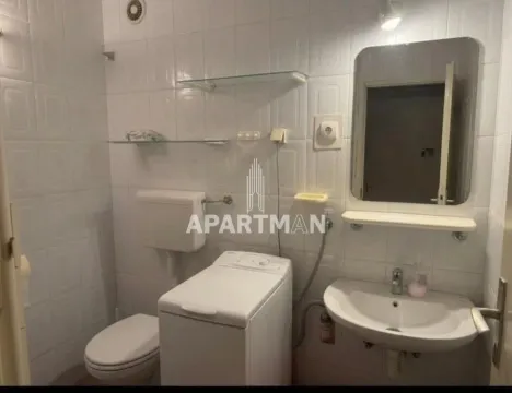 Kupatilo opremljeno sanitarijama, umivaonikom, ogledalom i mašinom za veš. - image 5