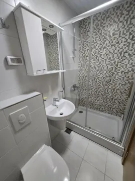 Kompaktno uređeno kupatilo sa tuš kabinom, umivaonikom i ugradnom šoljom. - image 7