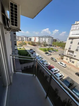 Pogled sa balkona na okolne zgrade i parking. - image 15