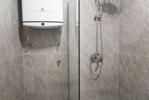 Moderno opremljeno kupatilo sa tuš kabinom i bojlerom. - image 8
