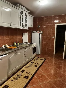 Jednostavna kuhinja sa bijelim elementima i podnim pločicama. - image 12